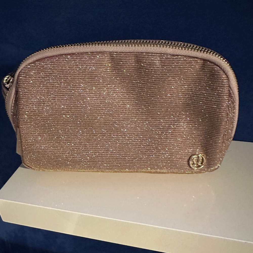 Lululemon Everywhere Belt Bag 1L
Glitter Pink Champagne/Muse/Gold NWT